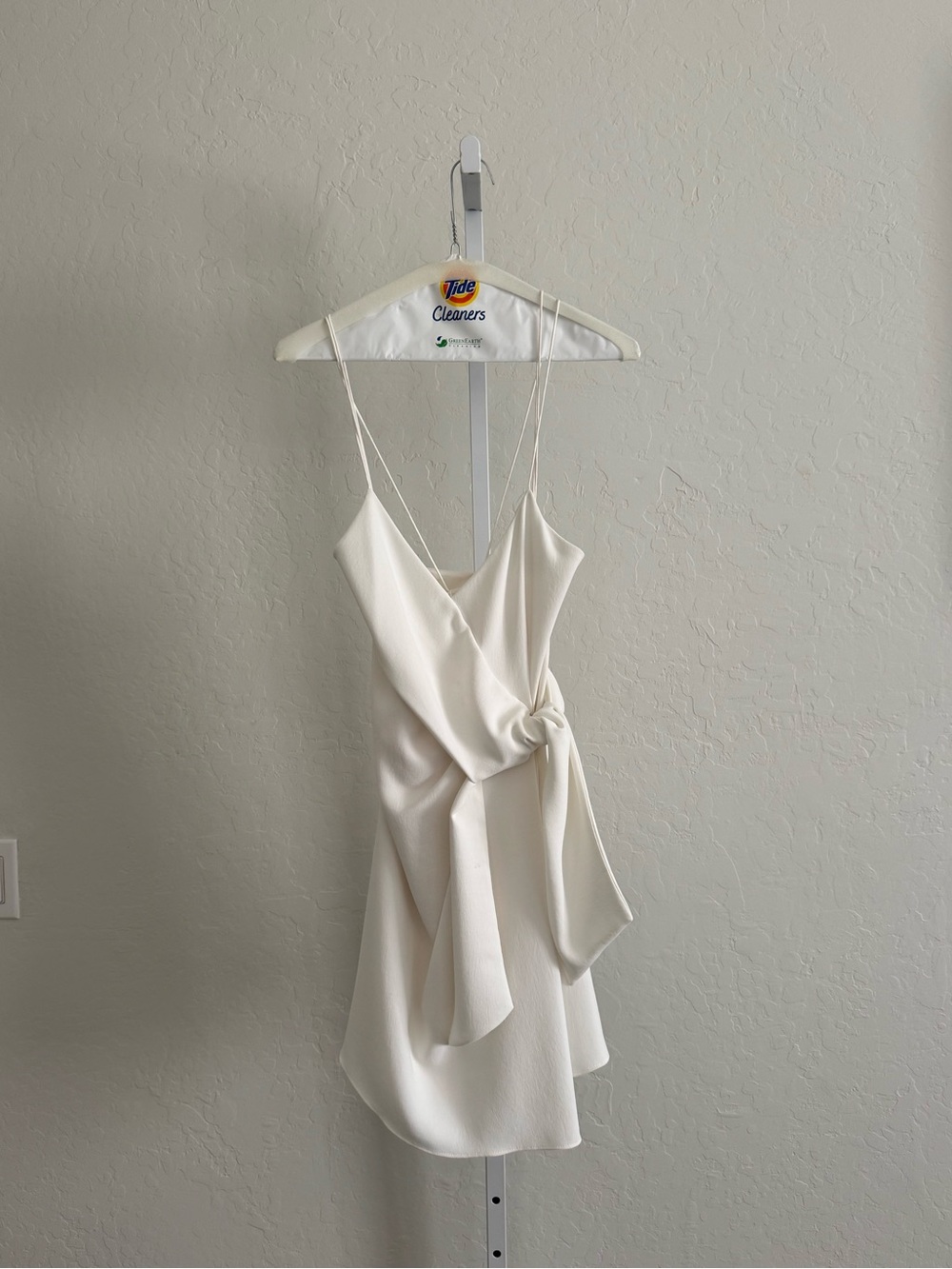 Alice + Olivia Cream Knot-Detail Mini Slip Dress